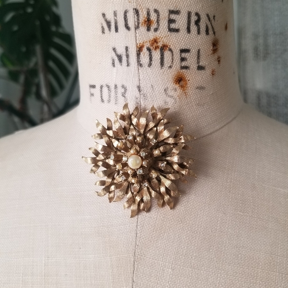 Flower Brooch with Seed Pearls and Stones - Picture 3 of 9